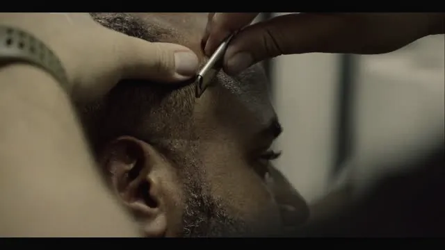 Acabamento da barba com navalha em um atendimento no Studio Wolver