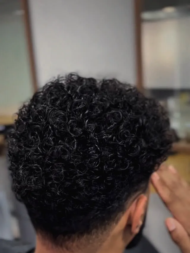 Nuca de um cliente com o contorno do corte finalizado no Studio Wolver