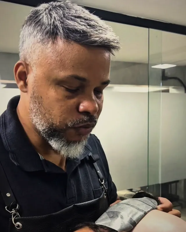 Rogério Rodrigues, responsável pela prótese capilar, no acabamento de um atendimento no Studio Wolver