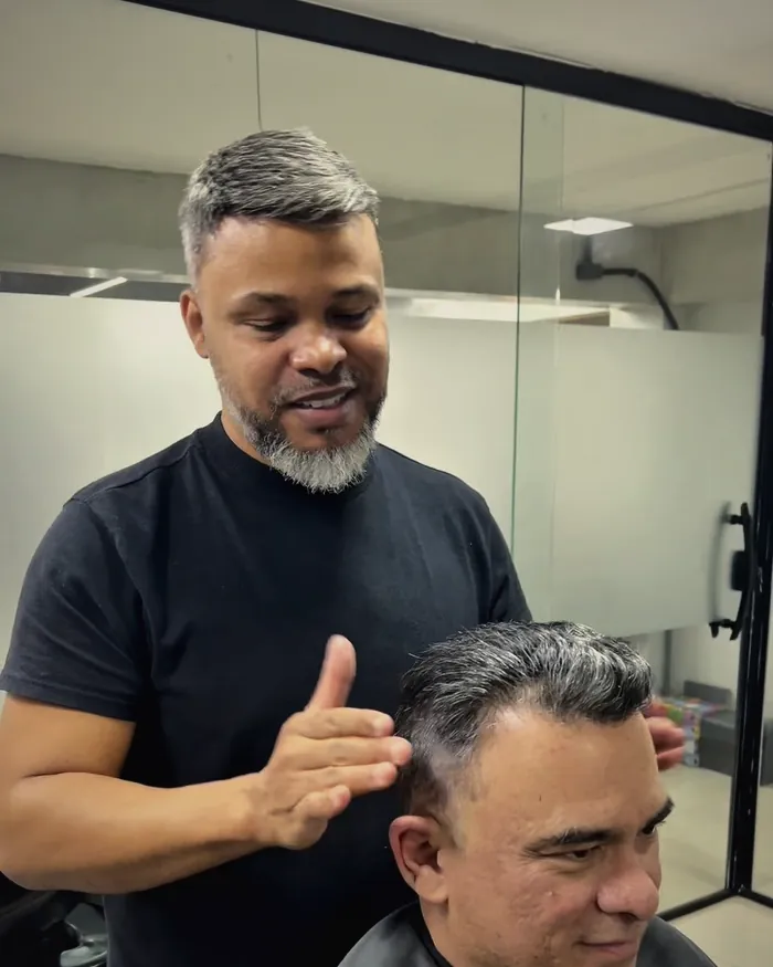 Rogério Rodrigues explicando o procedimento de prótese capilar para um cliente no Studio Wolver