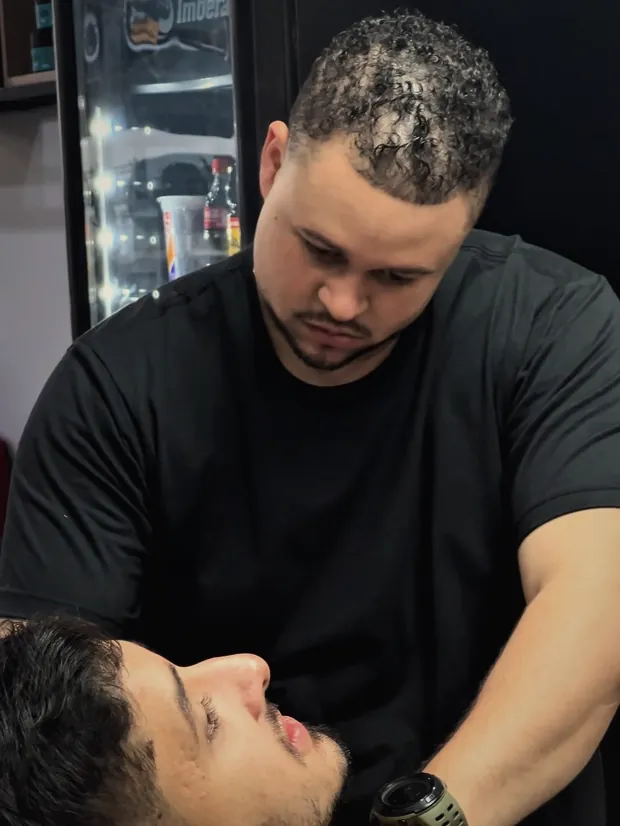 Cliente reclinado recebendo cuidado na barba durante a barboterapia