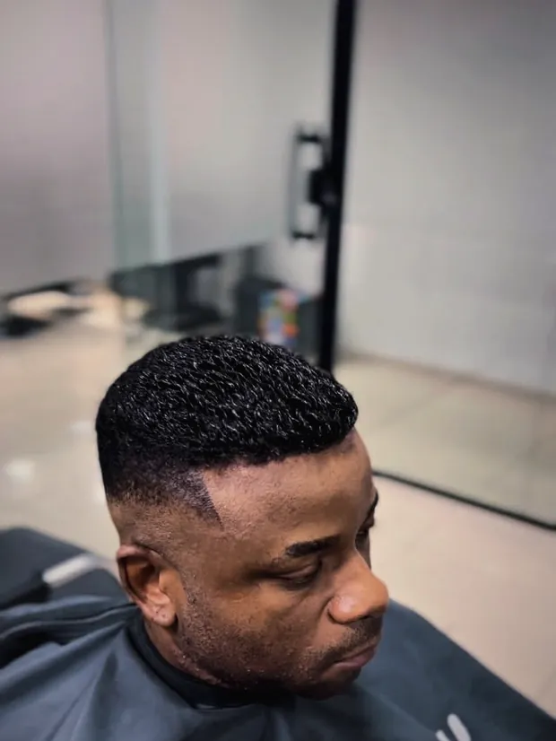 Cliente com o tom do cabelo uniforme e o corte finalizado